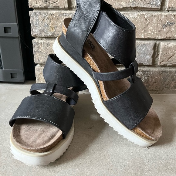 Mukluks size 8. Excellent condition. Velcro closure. - Picture 2 of 9